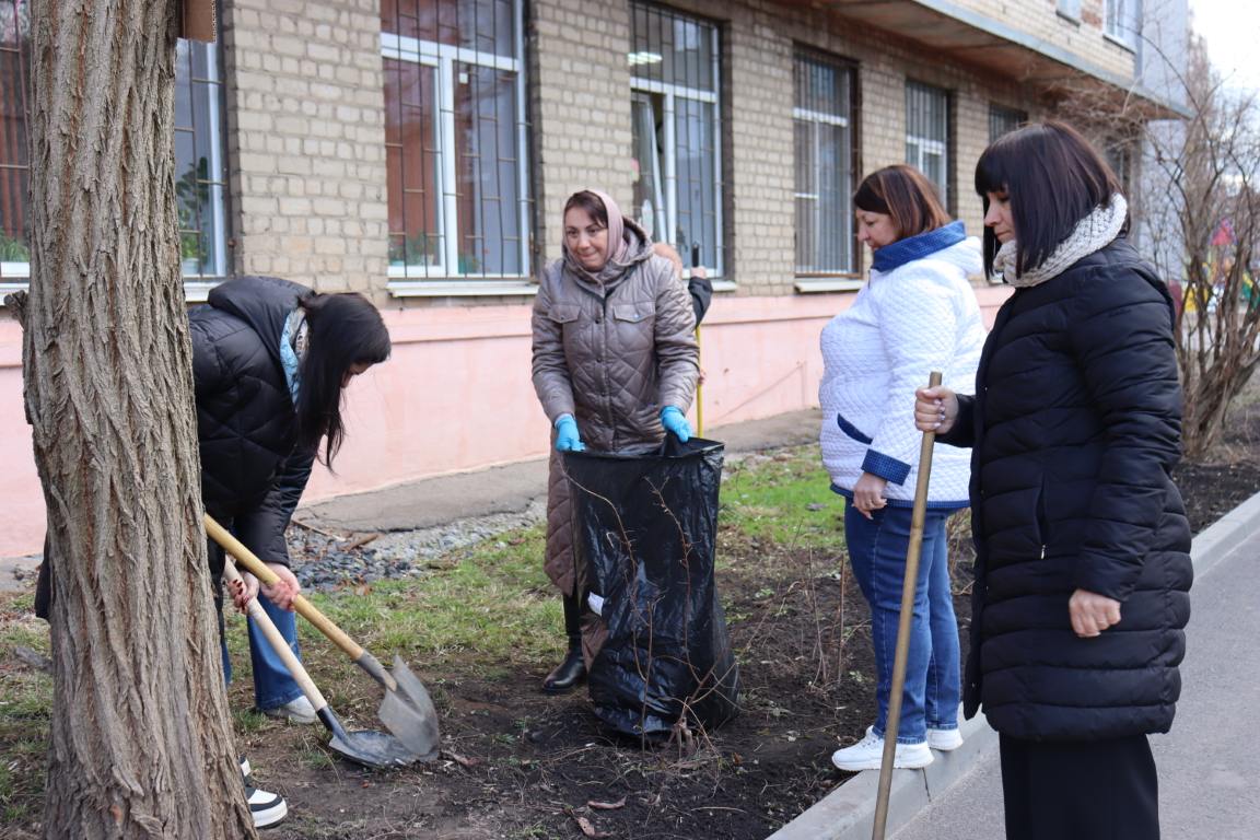 Сотрудники ОБУСО «СРЦ «Забота» города Курска приняли участие в общегородском субботнике